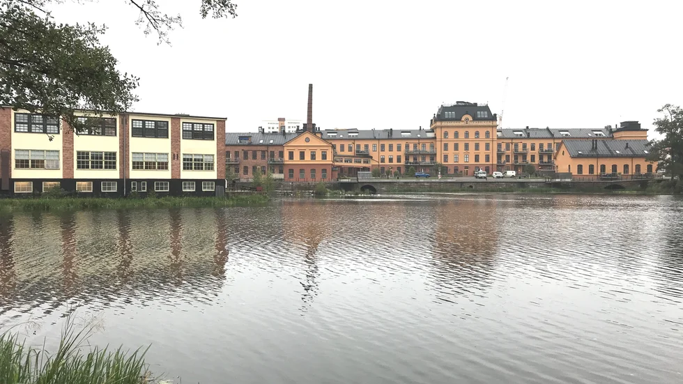 Den gamla fabriksskorstenen syntes bara från Köpmangatan, skriver Leif Lundborg som tycker att den inte ska byggas upp igen.