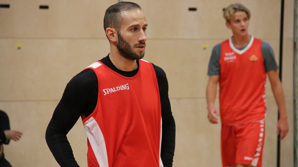KFUM Uppsala Basket är redo för superettan och redo att växla upp både på och utanför planen. Mannos Nakos har en huvudroll både här och där.