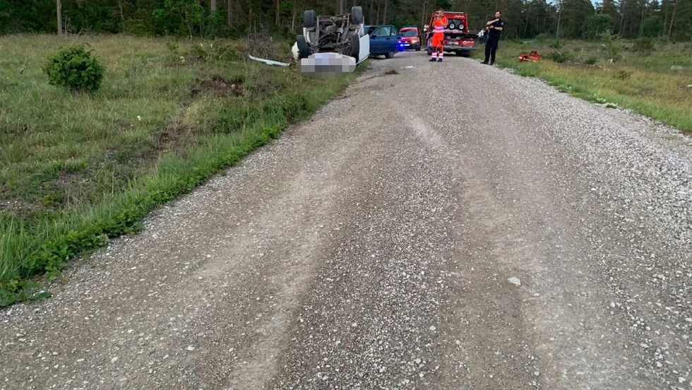 En ung förare skadades i en singelolycka med en a-traktor i somras. Nu åtalas han sedan polisen funnit att a-traktorn gick att köra snabbare än tillåtet och därmed klassas som en personbil.