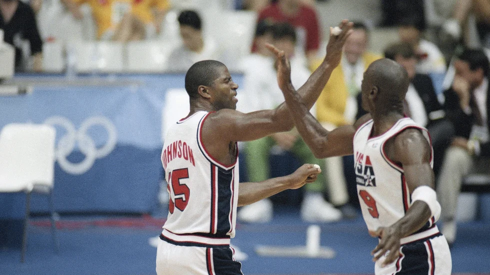Ett av de mest kända amerikanska OS-basketlagen fullt av NBA-stjärnor – Dream team från Barcelona-OS 1992 med bland andra Earvin "Magic" Johnson och Michael Jordan.