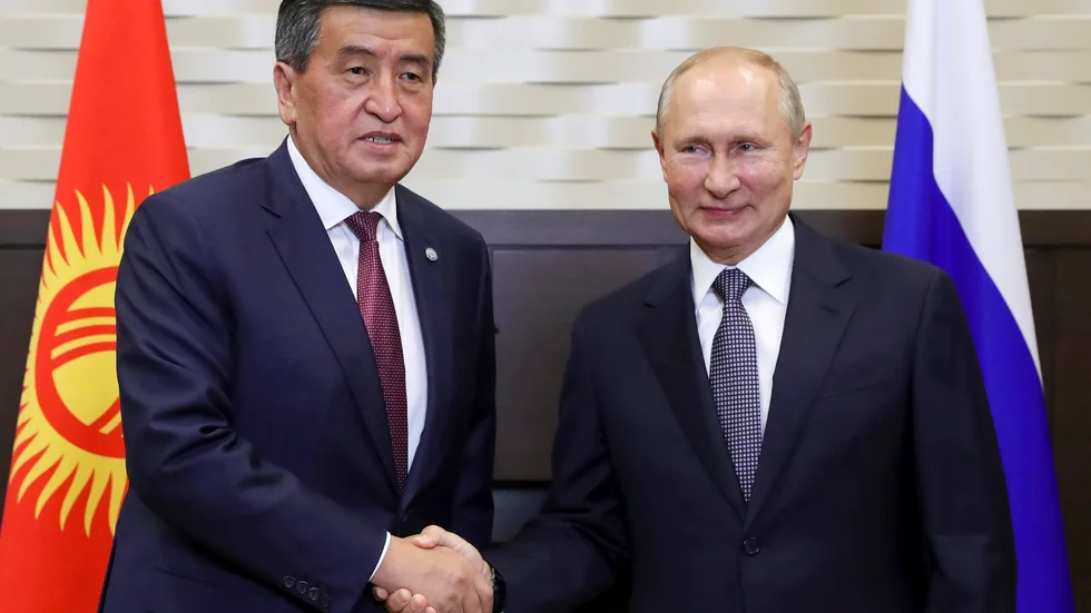Kirgizistans president Sooronbaj Jeenbekov tillsammans med sin ryska motsvarighet Vladimir Putin. Arkivbild.