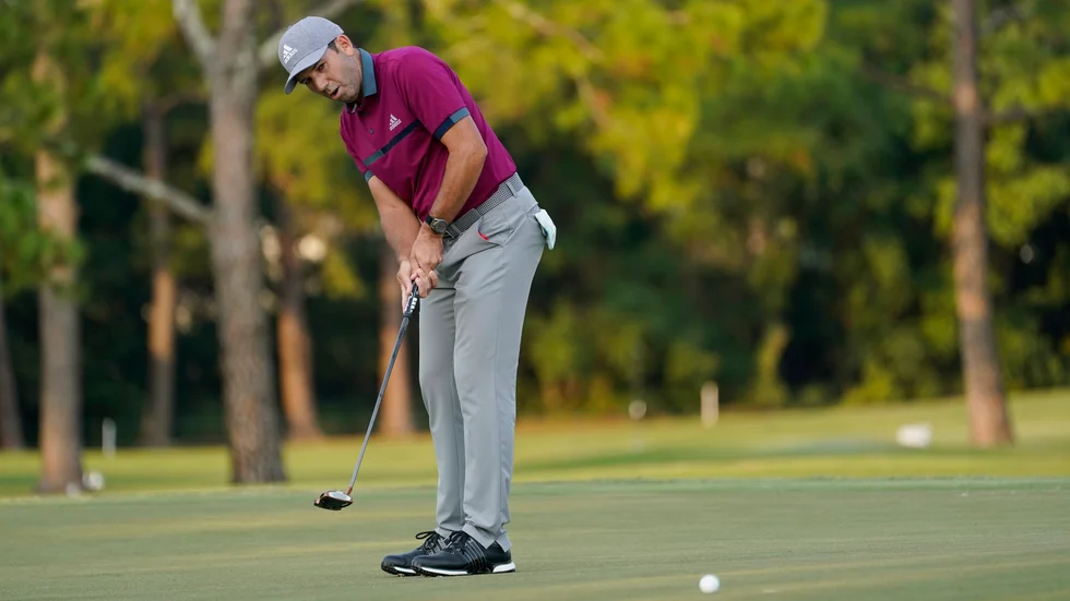 Sergio Garcia blundar när han ska slå till bollen på greenen. Därefter tittar han upp för att se hur bollen rullar, här under tredje ronden i Jackson.