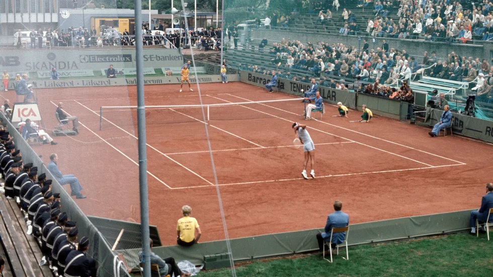 Bosätter man sig vid en tennisbana måste man räkna med att det blir match - kanske till och med David Cup-semifinal mot Chile som i Båstad 1975. 