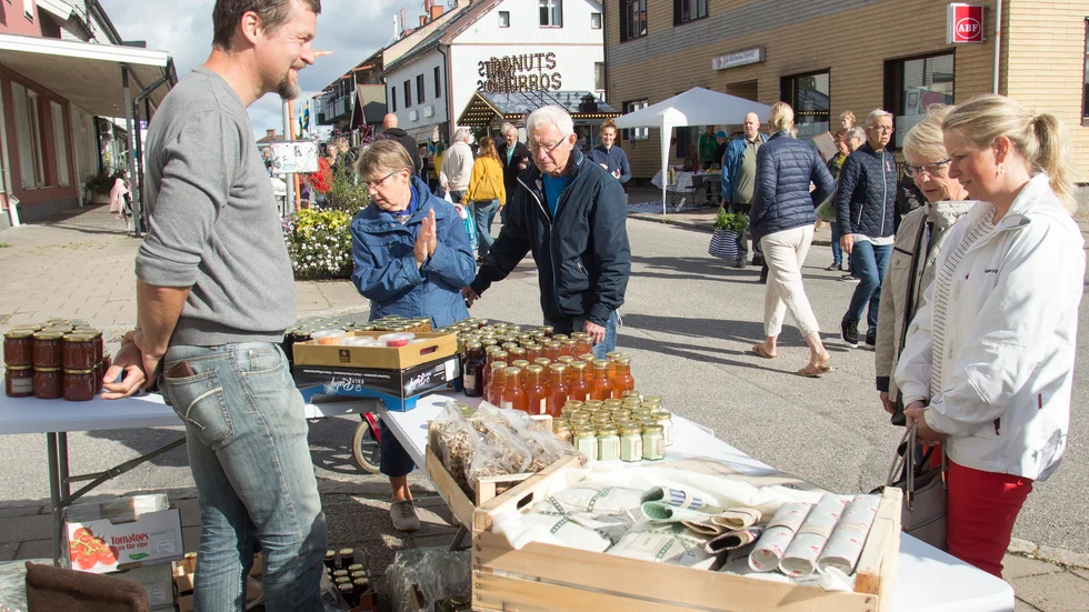 Mikael Hagström sålde sirap, saft, salt, marmelad och sylt vid sitt bord på Vingåkers skördemarknad.