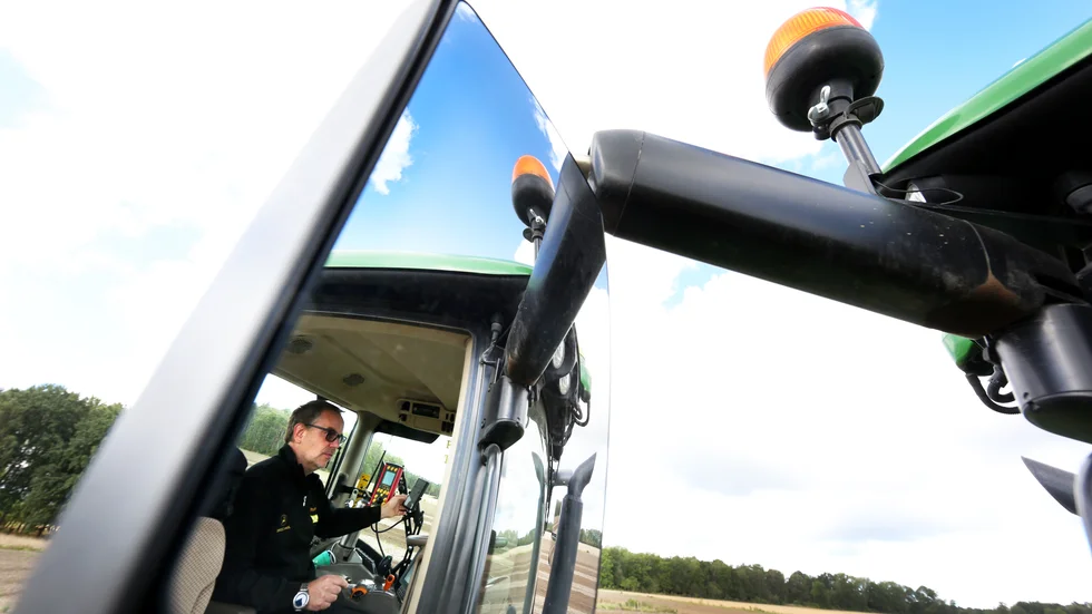 Signaler från satelliter och radiomaster håller koll på var Kent Anderssons traktor är i världen och styr den med ett par centimeters noggrannhet. Som passagerare skonar han sina axlar och kopplar av.