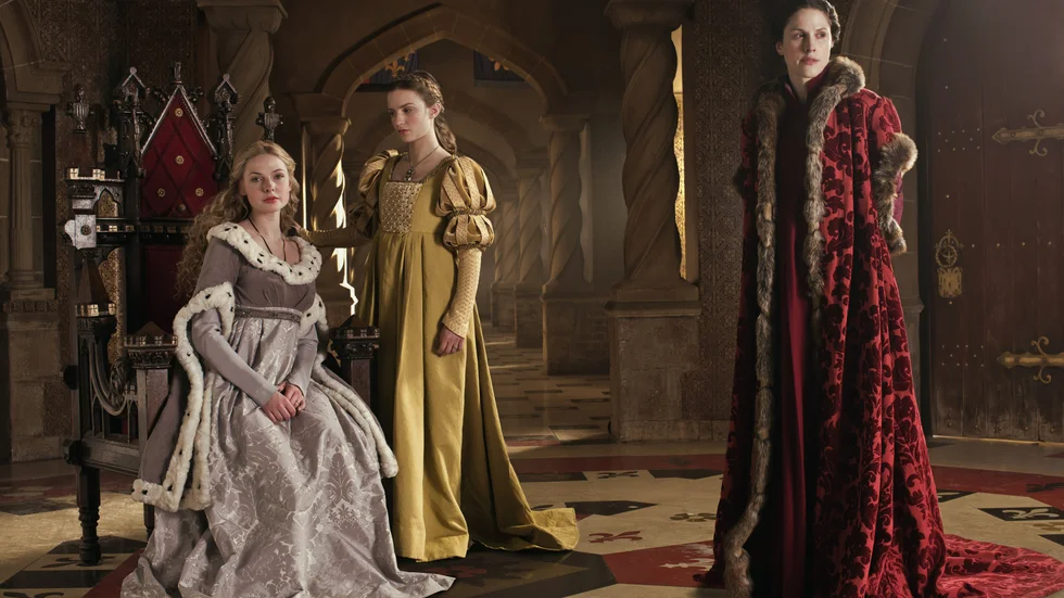 Rebecca Ferguson spelar Elizabeth Woodville som får sitta på tronen ett tag under sitt äktenskap med Edward IV. Serien "The White Queen" är ligger på HBO Nordic.