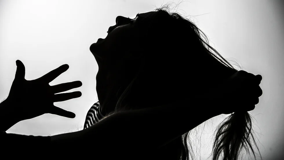 Varför låter ni dessa män komma ut i samhället när de utgör en så stor fara för kvinnor, undrar insändarskribenten.
