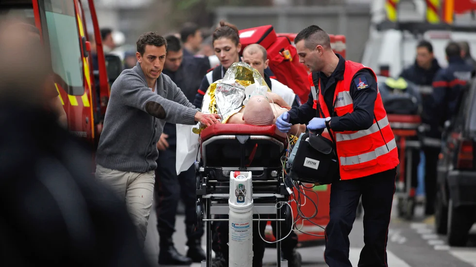 En skadad person förs till en ambulans efter attacken mot Charlie Hebdo i Paris den 7 januari 2015.