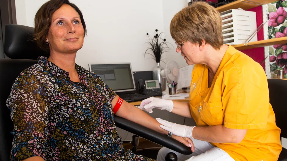 Under tisdagen drog regionen igång sin testverksamhet för antikroppar mot covid-19. Undersköterskan Ulrika Gotthold är en av dem som hyrts in för att utföra testerna på Piteå hälsocentral. 45 besök var inbokade under kvällen.