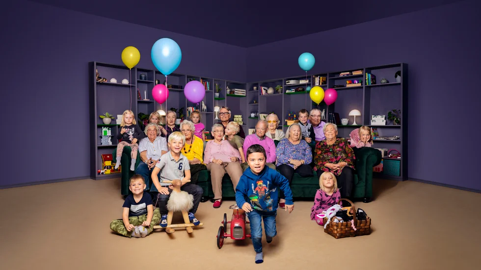 Förskolebarn från Vildnissen flyttar in på ett äldreboende i TV4:s nya serie. 