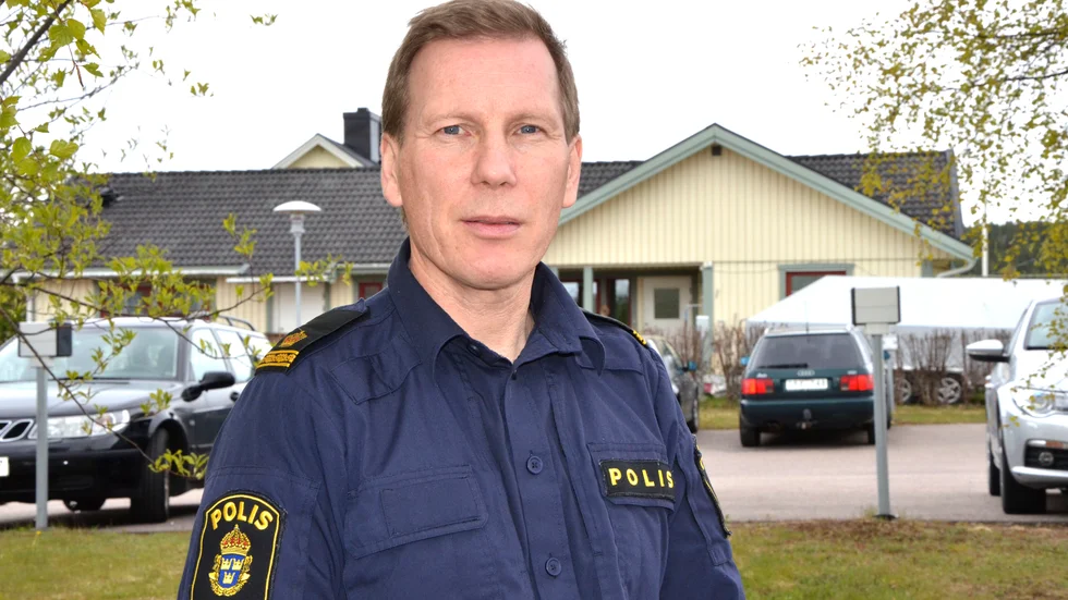 Områdespolis i Pajala och Överkalix, Mikael Hannu, uppmanar föräldrarna att se till så att deras barn inte kör moped i mörker utan lyse. "Livsfarligt" säger han.