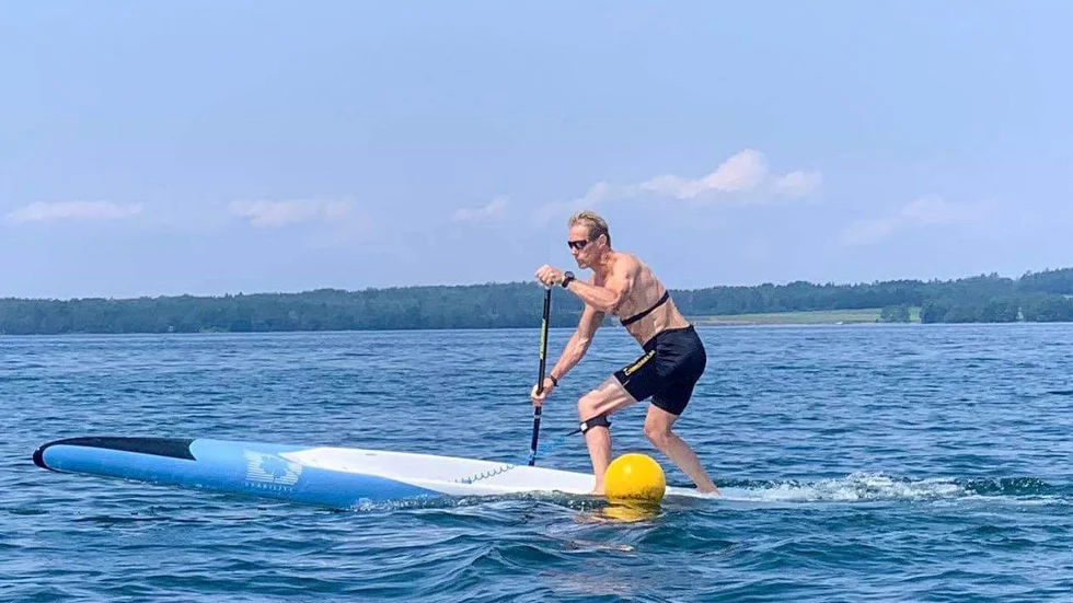 Det blir stand-up-paddleboard, här svenske mästaren Magnus Lindberg på Vättern, på Göta kanal på lördag. 40 deltagare ska köra från Borensberg.