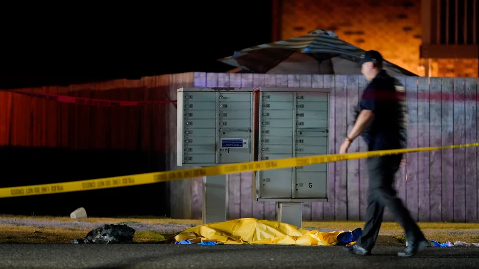 Polis på plats utanför Seattle, delstaten Washington, där en man sent under torsdagen sköts till döds i samband med en polisinsats.