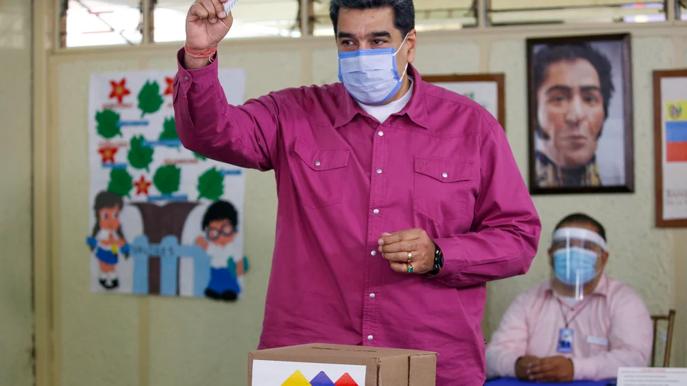 Venezuelas president Nicolás Maduro lägger sin röst i söndagens parlamentsval i landets huvudstad Caracas.
