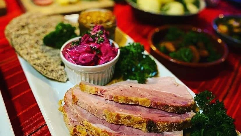Hämta själv julmaten eller få det hemkört? Många restauranger erbjuder både och.