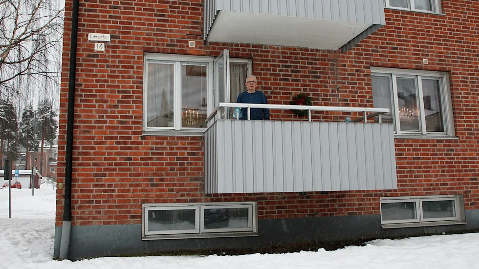 "Det är inte så kul när man är 80 plus och det kastas snö på fönstren och balkongen hela kvällarna. Och hur blir det när jullovet börjar?", undrar Lars Hedberg.