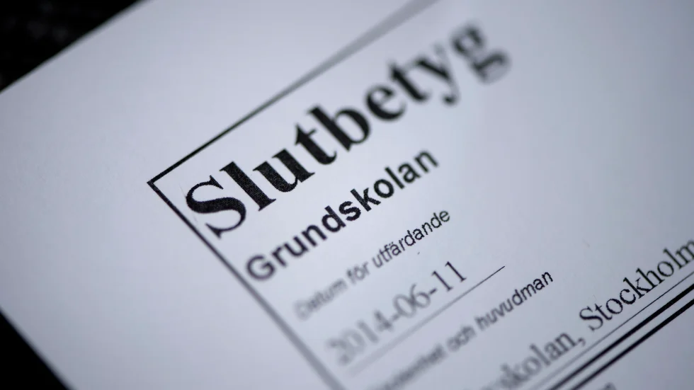 "Ska vi ha ett skolsystem där alla blir godkända oavsett vad de kan", frågar sig signaturen "Också lärare". Arkivfoto