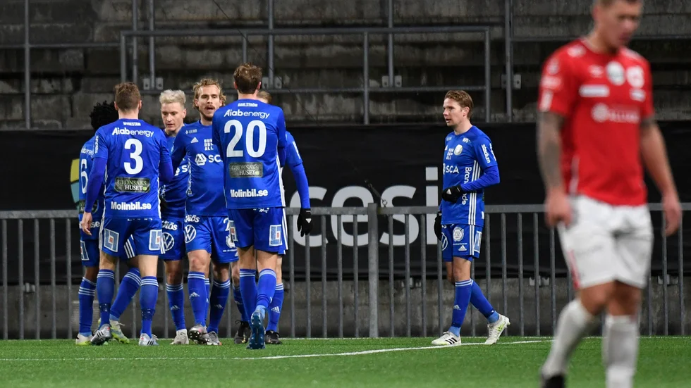 En Degerforsspelare deppar efter Gif Sundsvalls 3-1-mål.
