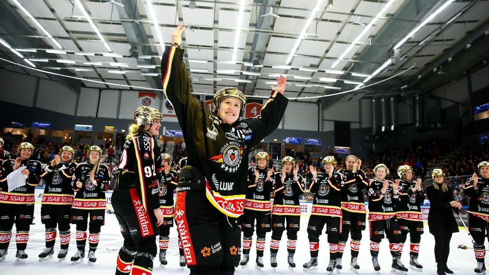 Emma Eliasson jublar efter Luleå Hockey/MSSK har säkrat sitt första SM-guld.