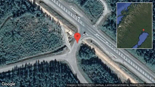 En personbil i olycka på väg 709