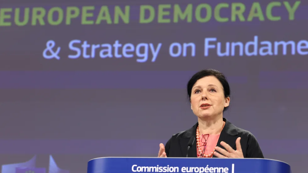 EU:s värderingskommissionär Vera Jourová presenterar sin handlingsplan för demokratin.