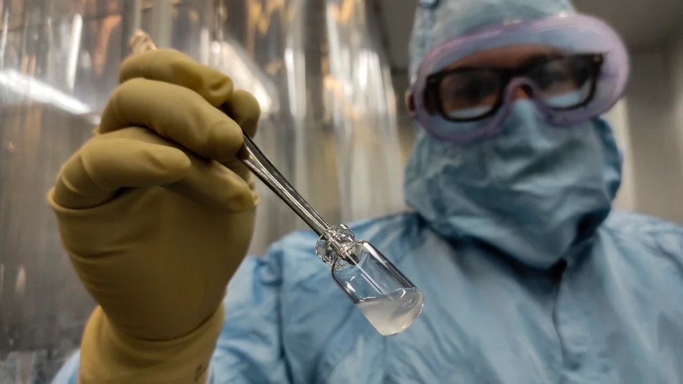 En anställd vid Finlay-institutets förpackningsanläggning i Havanna visar upp en dos av "Soberana 2", en av Kubas fyra vaccinkandidater.