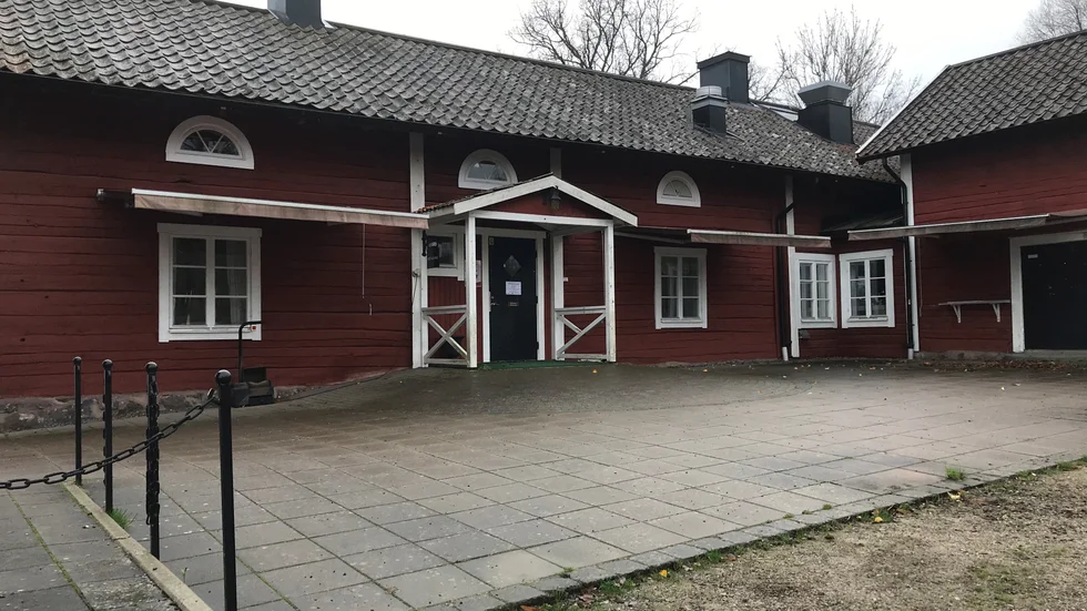 I en optimistisk tidsplan skulle det över 120 år gamla klubbhuset vid Jättorp varit rivet i dag och arbetet igång med ett nytt. Men allt har försenats, ett kanske två år.
