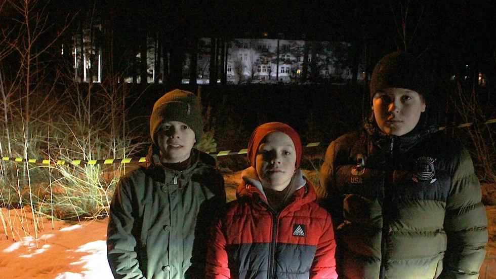 Hampus Larsson, Kasper Karlsson och Daniel Ottosson väntade envist vid Moliljan, i hopp om att få en skymt av Joakim Lundell eller någon annan kändis, som spelar in säsong två av Hide and Seek vid Moliljan.