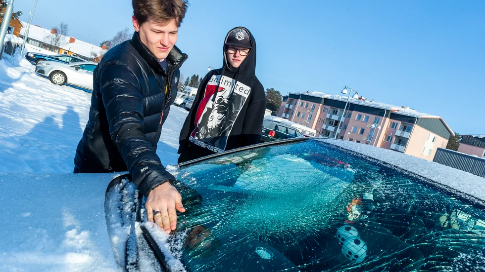 Axel Sundberg visar hur rutan ser ut efter attacken mot kompisen Hampus Johanssons fordon.