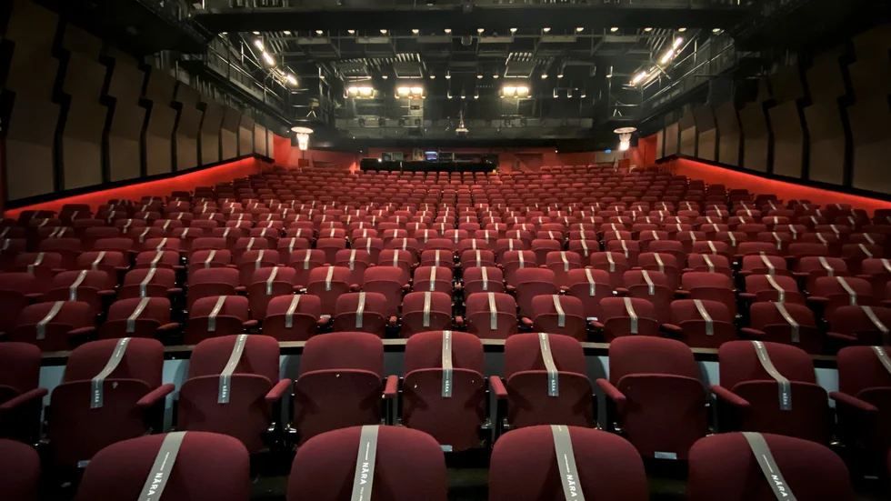 Stadsteaterns stora salong rymmer i vanliga fall över 500 personer. I höst har man spelat inför max 50. Nu stängs teatern åtminstone fram till årsskiftet.