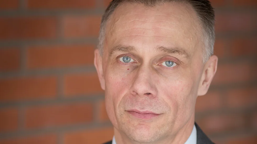Anders Bergström är förvaltningschef för utbildning och arbetsmarknad vid Skellefteå kommun. Det är oklart hur förvaltningschefen ”klev av” rekryteringsprocessen, vilket kommunens egen utredning hävdar. 