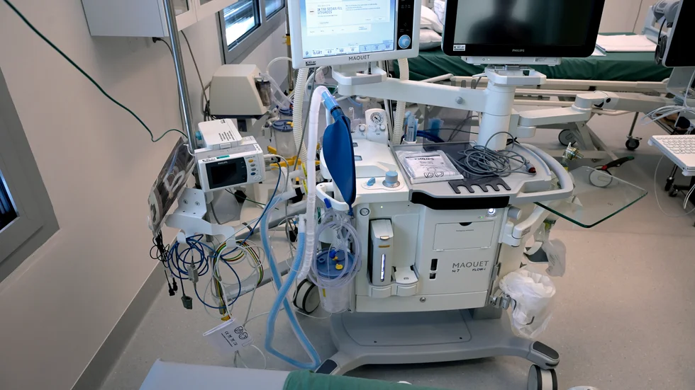 Karolinska universitetssjukhuset i Solna och Huddinge beordrar iva-personalen att jobba längre pass på grund av coronapandemin. Arkivbild.