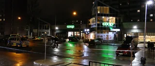 Två personer knivskurna i Årby centrum – båda skadade har gripits