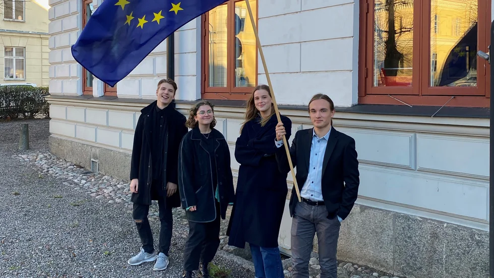 Eleverna Felix Brand, Emmy Wallin, Beata Rambaud och Lukas Adolfsson deltar i Europeiska ungdomsparlamentet. Att jobbar med EU-politik även i framtiden skulle kännas kul, tycker de.