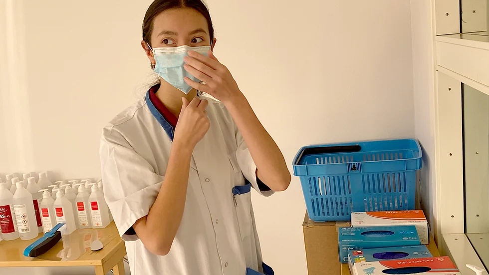 Skyddsutrustningen är bra och de anställda har fått utbildning i hygien och provtagning. ”Det känns säkert” säger Hedvig Floders, en av tolv anställda som jobbar med provtagning av covid-prover.