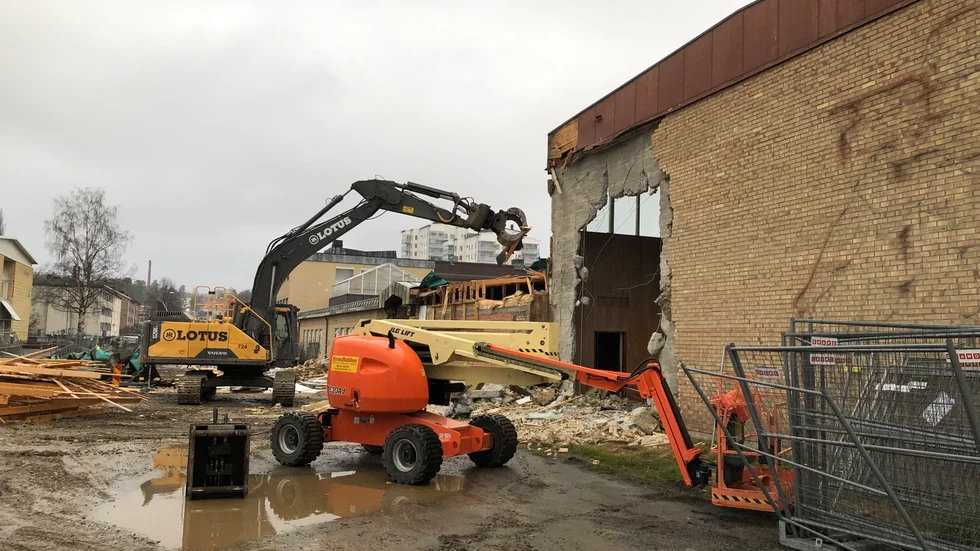 Grävskopan har satt igång arbetet.