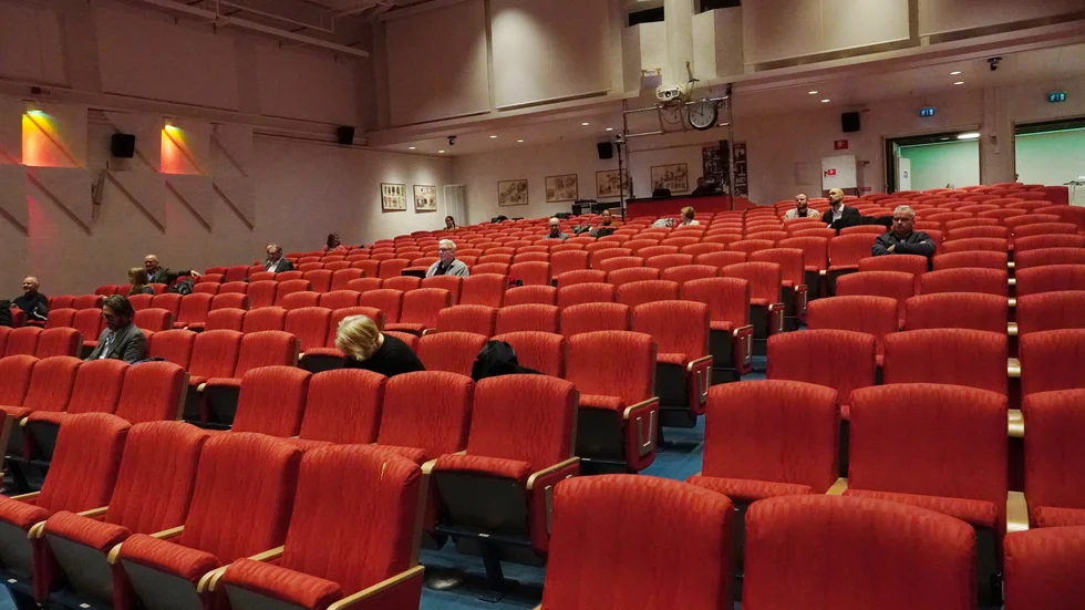 Den ände av fullmäktigesalen där Moderaterna och Sverigedemokraterna brukar sitta gapade tom på måndagsmorgonen.