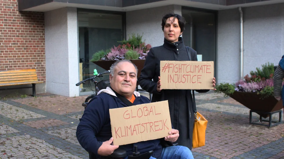Kianoush Ghelichkhani och Ida Raaei demonstrerade för klimatet utanför Stadshuset i Mjölby.