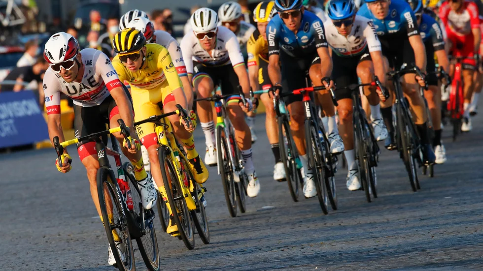 Slovenen Tadej Pogacar, i den gula ledartröjan, på väg mot segern i Tour de France i söndags. Nu utreder fransk polis dopningsmisstankar i ett av de deltagande stallen.