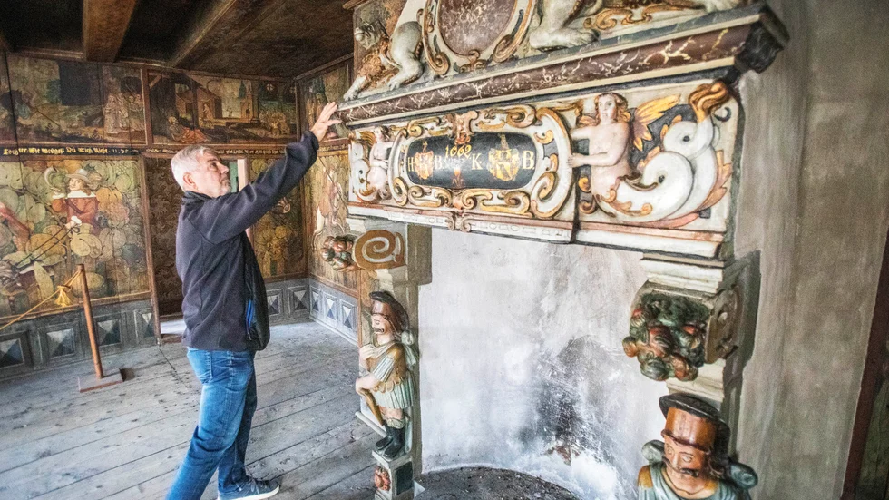 När Burmeisterska huset köptes in av Visby stad 1904 bytte man ut flera av de gamla kakelugnarna mot stenspisar som hämtades från olika håll. I huset finns nu tre stycken, som alla restaurerats.