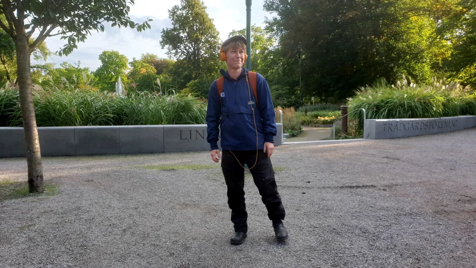 Redo för hörlursvandring. Joppe Svensson är ordförande i Riksteaterföreningen i Linköping. Styrelsens medlemmar är funktionärer när vandringen genomförs lördag 19 september. 