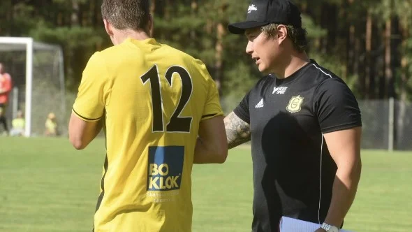 Daniel Ohlsson i samspråk med Jesper Wärnehall, som är tillbaka i Gullringens trupp efter en tids skada. 