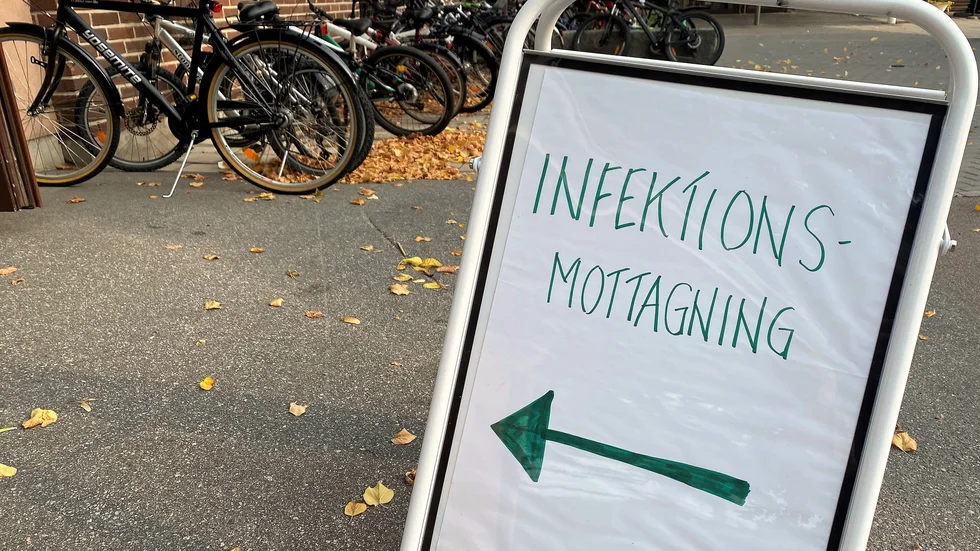 Kan man inte ta sig till Vrinnevi eller US kan man ansöka om att få ta testet på någon vårdcentral. Men då ska man inte gå in vanliga vägen, för att minska smittspridning.