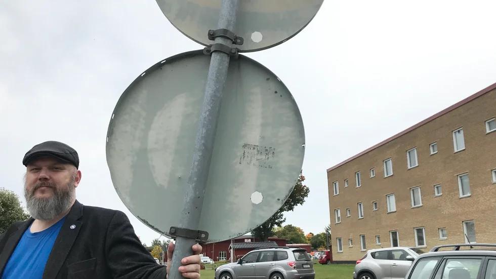 Vid denna vändplats med parkeringsförbud står tre bilar parkerade när tidningen och Roger Petrini (M) är på plats. 