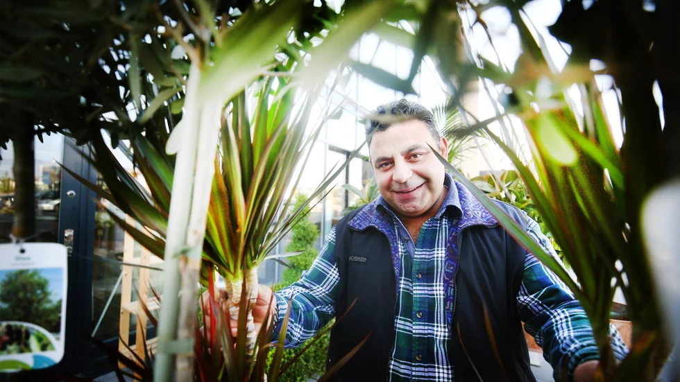 "Jag skulle köpa rosor till min fru då hon fyllde år, men det fanns ingen bra butik här. Då hörde jag av mig till Tuna park och sa att de behövde en blombutik, och nu blir det en", säger Daniel Zakarya.
