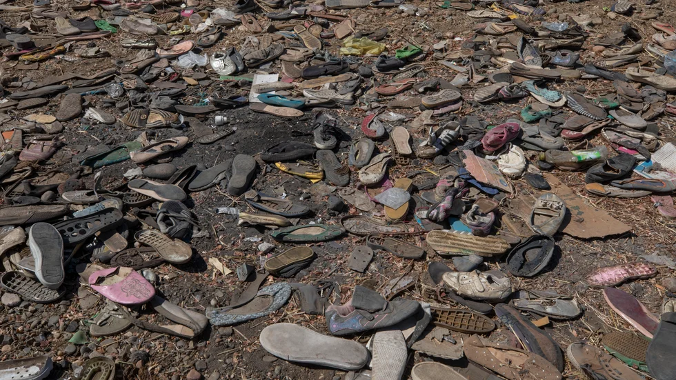 Skor som lämnats kvar av tigreanska flyktingar vid floden Tekezes strand, vid gränsen mellan Etiopien och Sudan.