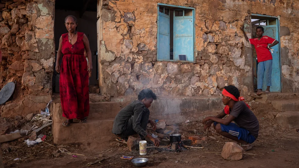 Några av de tiotusentals människor som flytt till Sudan undan striderna i Tigray, här i ett flyktingläger i östra Sudan den 7 december.