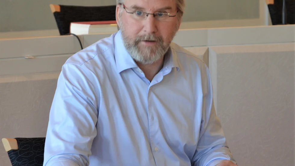 Jokkmokks kommunalråd Robert Bernhardsson (S) är mycket kritisk till Regionens hantering av kollektivtrafikfrågan.