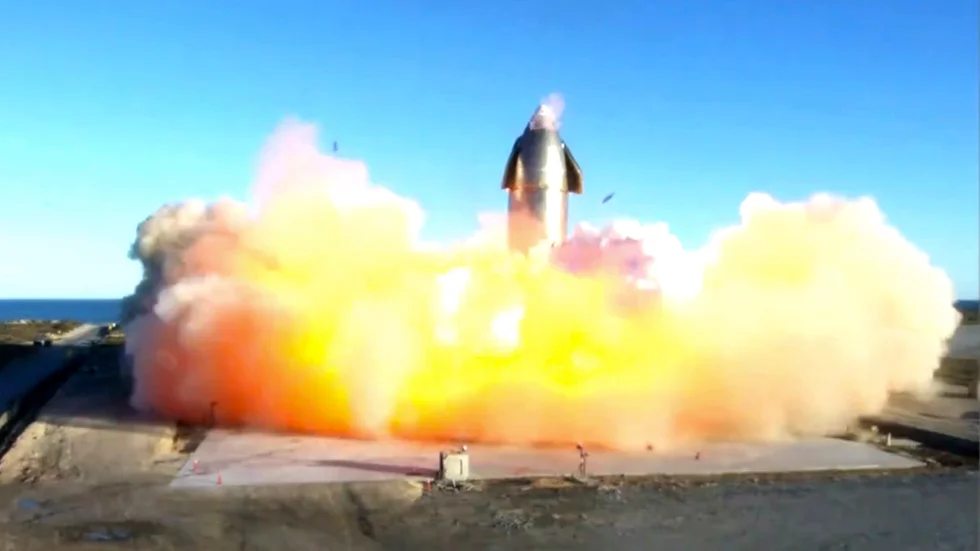 Landningshastigheten var för hög. Här exploderar Starship när den når marken i Texas.