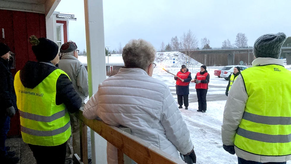 Vid ett av hyreshusen i Jävre kom många ut för att lyssna på "Nu tändas tusen juleljus" och andra fina julsånger/julpsalmer.